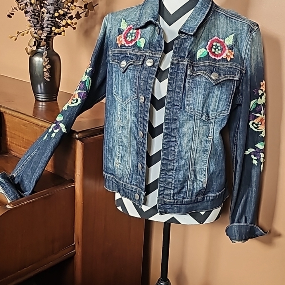 DRIFTWOOD Dark Blue Denim Jacket with Floral Embroidery. SIZE LARGE. EUC